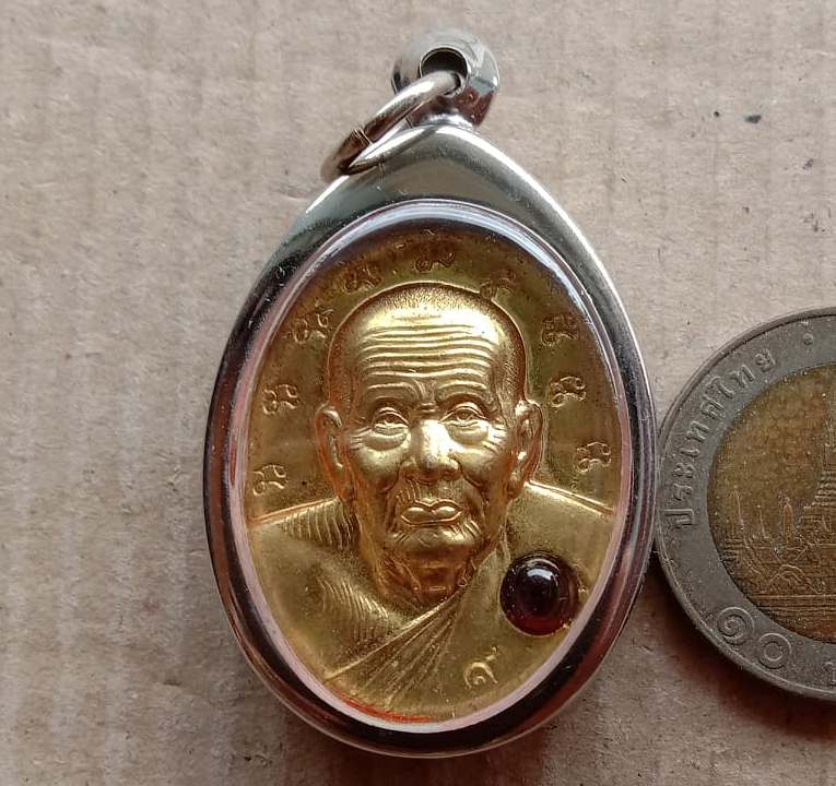 เหรียญหลวงพ่อทวด วัดห้วยมงคล จ ประจวบ ฯ ปี2553 เลข3084 เนื้อทองฝาบาตรฝังพลอยแดง 9นะ+ตลับสแตนเลส