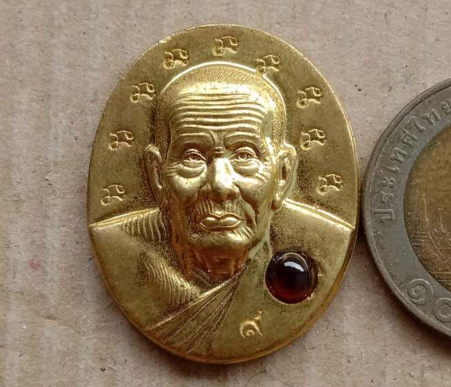 เหรียญหลวงพ่อทวด วัดห้วยมงคล จ ประจวบ ฯ ปี2553 เลข3084 เนื้อทองฝาบาตรฝังพลอยแดง 9นะ+ตลับสแตนเลส