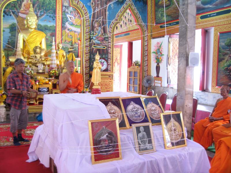 เหรียญจักรเพชร รุ่น3 วัดดอนยานนาวา ปี2555 เนื้อทองฝาบาตร หมายเลข1753พร้อมกล่อง