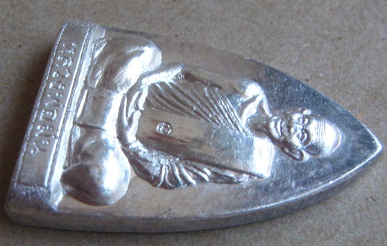  เหรียญเตารีด รุ่นแรก เนื้อเงิน หลวงปู่ม่น วัดเนินตามาก จ.ชลบุรี ปี2536เลข2282 พิมพ์ใหญ่ พร้อมกล่อง