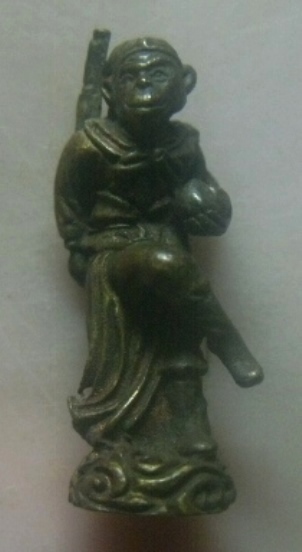 **เบาๆ**รูปหล่อเจ้าพ่อเห้งเจียถือลูกท้อ ครูบาชุ่ม วัดวังมุ่ย จ.ลำพูน ปี ๒๕๑๘**สวยๆ