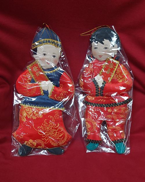 (ปิด69-) ตุ๊กตาเด็กคู่อวยพรตรุษจีน เนื้อผ้าไหม กว้าง6.7x11.2นิ้ว (สภาพไม่ได้ใช้)