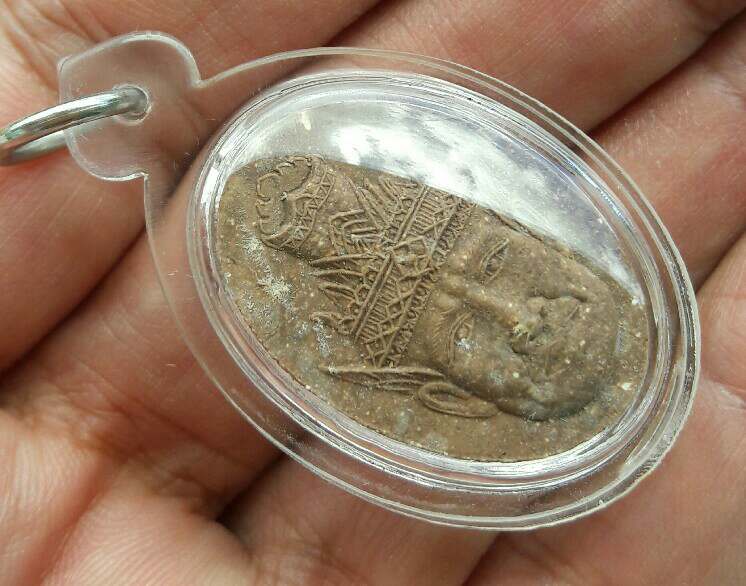 เศียรฤาษีพ่อแก่ หลวงปู่หงษ์ พรหมปัญโญ วัดเพชรบุรี จ.สุรินทร์ เนื้อผงผสมชานหมาก ปี 2537 เคาะเดียว