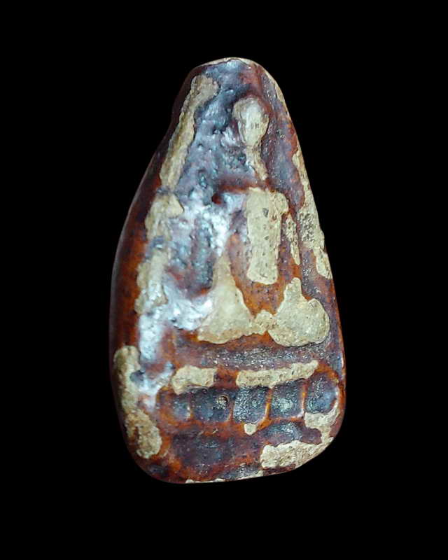 พระนางกำแพงกลีบบัวฐานตาราง กรุวัดบรมธาตุ จ.กำแพงเพชร 