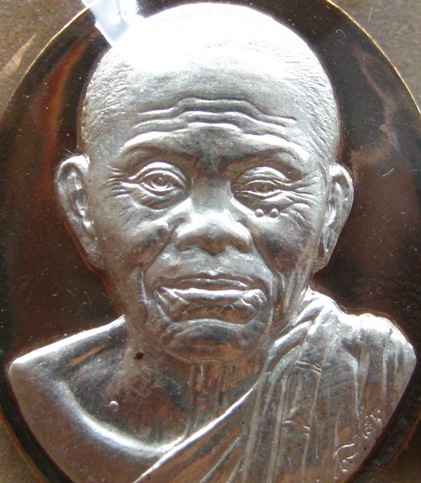 เหรียญหลวงพ่อคูณ รุ่นบารมี90ออกวัดบ้านไร่ปี2556โดยช่างสันติ หมายเลข822แยกชุดกรรมการเนื้อนวะหน้าเงิน