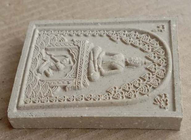 พระสมเด็จชนะมาร ฐานพระแม่ธรณี หลวงปู่หงษ์ พรหมปัญโญ วัดเพชรบุรี จ.สุรินทร์ ปี2556 พร้อมกล่องเดิม