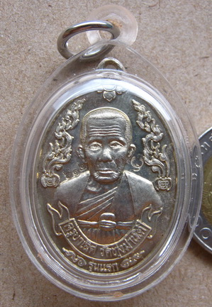 เหรียญ(รุ่นแรก)ครูบาเลิศ วัดทุ่งม่านใต้ จ.ลำปาง เนื้ออัลปาก้า หมายเลข612 เลี่ยมกันน้ำพร้อมใช้+ซองเดิ