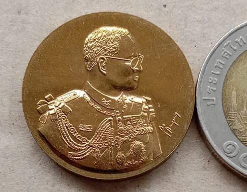 เหรียญในหลวง ภปร เฉลิมพระเกียรติ โมเน่ร์เดอปารีส ผลิตที่ฝรั่งเศส พ.ศ.2546 พร้อมตลับเดิม