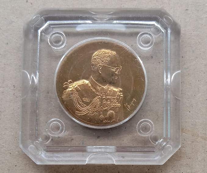 เหรียญในหลวง ภปร เฉลิมพระเกียรติ โมเน่ร์เดอปารีส ผลิตที่ฝรั่งเศส พ.ศ.2546 พร้อมตลับเดิม