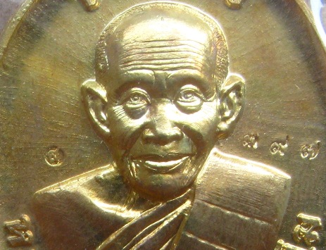 เหรียญเจริญพร หลวงปู่สงฆ์ วัดบ้านทราย จ.ลพบุรี ปี2557เนื้อฝาบาตร หมายเลข397พร้อมกล่องเดิม