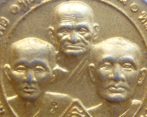 เหรียญบาตรน้ำมนต์ รุ่นพระพิจิตร ปี2542(3อมตะเถราจารย์เมืองพิจิตร-หลังหลวงพ่อเพชร)กะไหล่ทอง ตอกโค้ด