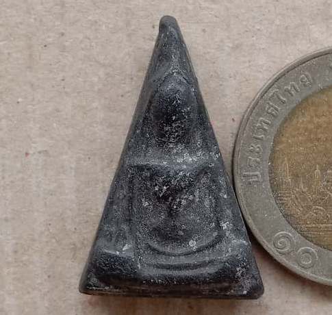 พระนางพญา เนื้อผงใบลานหลังตะแกรงดิน หลวงพ่อเทียม วัดกษัตราธิราช จ อยุธยา ปี2519