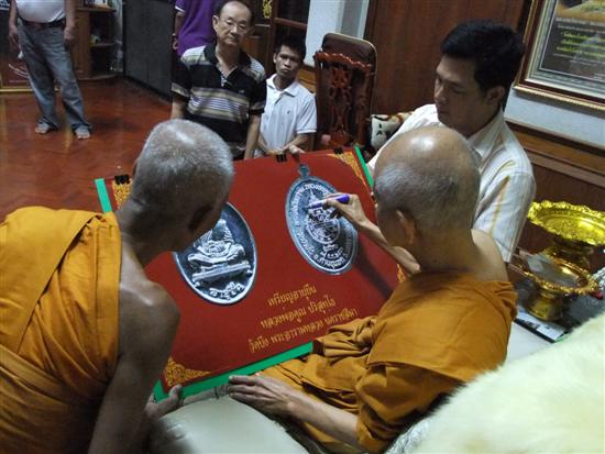 เหรียญอายุยืนเนื้อนวะ หลวงพ่อคูณ วัดบ้านไร่ ออกวัดบึง ปี2553 หมายเลข5700พร้อมกล่องเดิม