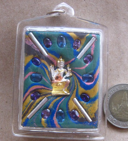 เทพจำแลง พิมพ์ใหญ่ เนื้อสายรุ้ง ฝังพระพรหม สามกษัตริย์ พลอยราวๆ20เม็ด ตะกรุดเงิน4ดอก เลี่ยมกันน้ำพร้