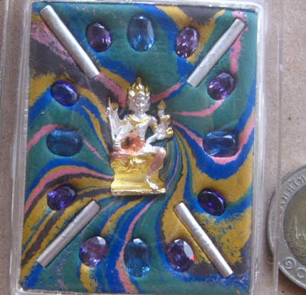 เทพจำแลง พิมพ์ใหญ่ เนื้อสายรุ้ง ฝังพระพรหม สามกษัตริย์ พลอยราวๆ20เม็ด ตะกรุดเงิน4ดอก เลี่ยมกันน้ำพร้