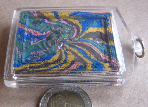 เทพจำแลง พิมพ์ใหญ่ เนื้อสายรุ้ง ฝังพระพรหม สามกษัตริย์ พลอยราวๆ20เม็ด ตะกรุดเงิน4ดอก เลี่ยมกันน้ำพร้