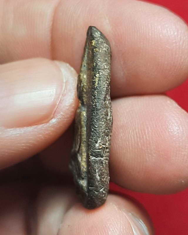 พระยอดธง หรือ พระนางพญาแขนอ่อน กรุวัดพญาดำ สุโขทัย เนื้อดิน