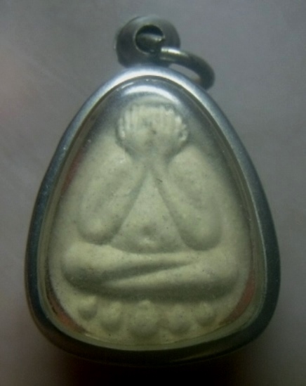 **เบาๆ**พระปิดตามหาลาภ พิมพ์ฐานบัว เนื้อผงเกสร หลวงพ่อสมชาย วัดเขาสุกิม ปี ๒๕๔๐**ใส่กรอบพร้อมใช้ สวย