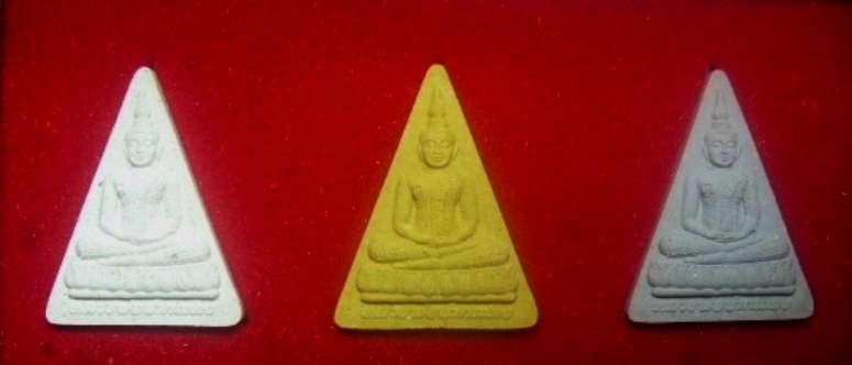 **เบาๆ**พระนางพญาหลวงพ่อปากแดงศักดิ์สิทธิ์ วัดหลวงพ่อปากแดง-นครนายก เสก ๙ วาระ ชุด 3 องค์**กล่อง