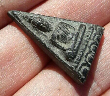 พระสมเด็จนางพญาฐานบัว หลังเรียบ หลวงพ่อจง วัดหน้าต่างนอก จ.อยุธยา ปี 2500 เนื้อดิน เคาะเดียว