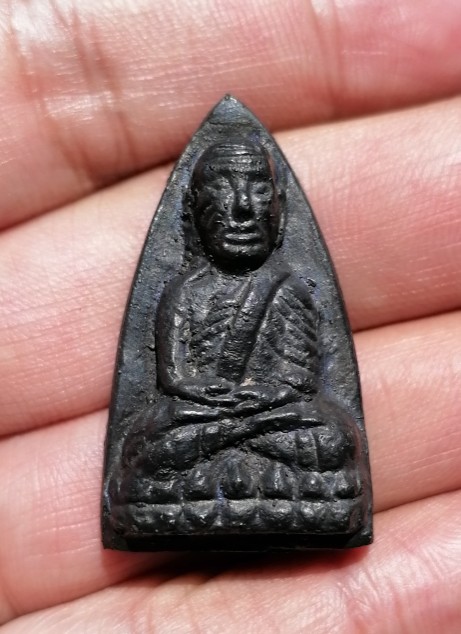 หลวงปู่ทวดพิมพ์หลังเตารีด ปี 05 วัดคอกหมู โค๊ดหมู 1 ตัว พิธีเดียวกับวัดช้างให้ ปี 05 เคาะเดียว