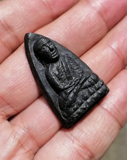 หลวงปู่ทวดพิมพ์หลังเตารีด ปี 05 วัดคอกหมู โค๊ดหมู 1 ตัว พิธีเดียวกับวัดช้างให้ ปี 05 เคาะเดียว