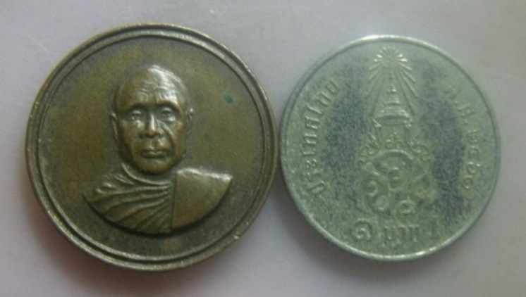 **เบา​ๆ​**เหรียญหลวงพ่ออุตตมะ วัดวังก์วิเวการาม จ.กาญจนบุรี ปี ๒๕๒๒**หลังเจดีย์ สวยๆ เชิญชมครับ