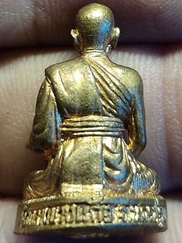 วัดกลางบางแก้ว นครปฐม รูปหล่อลอยองค์ หลวงปู่เจือ ปิยสีโล  ในงานพระราชทานเพลิงศพ  ปี 2554