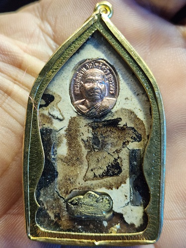 วัดโพธิ์ศรีเจริญ สุพรรณบุรี ขุนแผน หลวงปู่น่วม  เนื้อผงคลุกรักฝัง เม็ดแตง ปลากัด