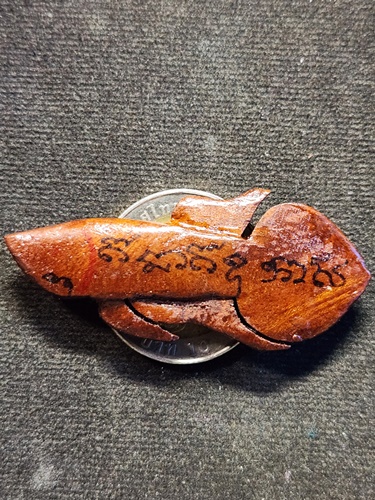  วัดโพธิ์ศรีเจริญ สุพรรณบุรี ปลากัดหลวงพ่อน่วม แกะจากไม้​พยุง​ เจ้าตำรับปลากัด นะ มหาสำเร็จ