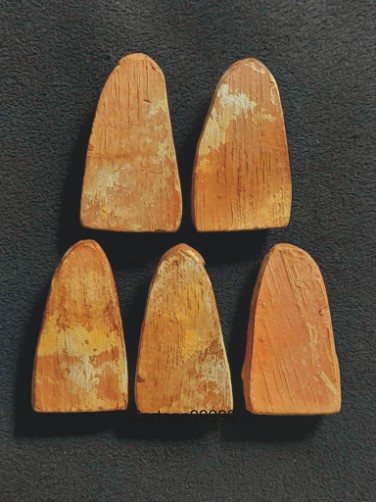 แพ็ค ๕ องค์ พระผงรูปเหมือน หลวงพ่อทาบ วัดกระบกขึ้นผึ้ง ระยองครับ เนื้อแดง หลังกาบหมากครับ