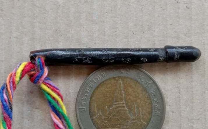 ปลัดขิกสาริกา เนื้อกัลปังหาขนาด2นิ้ว พันไหม7สี มีจาร หลวงปู่สมบูรณ์ สำนักสงฆ์ปฏิบัติธรรมเขาพลอย+ซอง