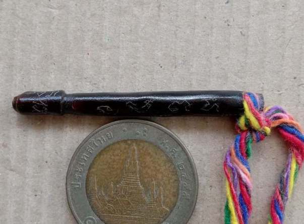 ปลัดขิกสาริกา เนื้อกัลปังหาขนาด2นิ้ว พันไหม7สี มีจาร หลวงปู่สมบูรณ์ สำนักสงฆ์ปฏิบัติธรรมเขาพลอย+ซอง