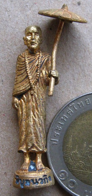 รูปหล่อลอยองค์ หล่อโบราณ หลวงปู่คำบุ วัดกุดชมภู อุบลฯ ปี2554 หลวงปู่ยืนกางร่ม(ร่มถอดได้)รุ่น"ร่มเย็น