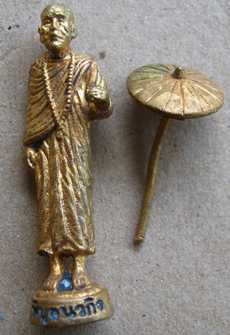 รูปหล่อลอยองค์ หล่อโบราณ หลวงปู่คำบุ วัดกุดชมภู อุบลฯ ปี2554 หลวงปู่ยืนกางร่ม(ร่มถอดได้)รุ่น"ร่มเย็น