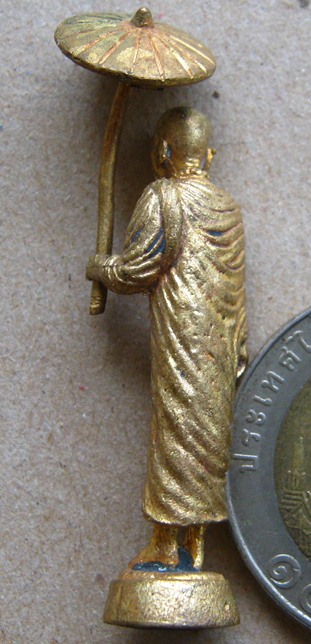 รูปหล่อลอยองค์ หล่อโบราณ หลวงปู่คำบุ วัดกุดชมภู อุบลฯ ปี2554 หลวงปู่ยืนกางร่ม(ร่มถอดได้)รุ่น"ร่มเย็น