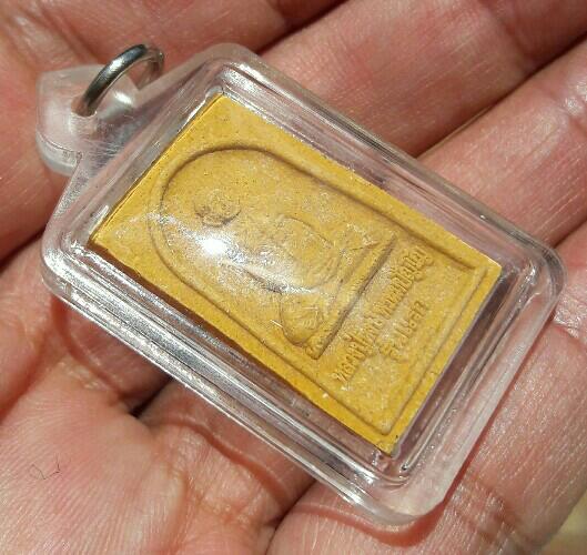 พระผงผสมชานหมากหลวงปู่หงษ์ รุ่นแรก วัดเพชรบุรี(สุสานทุ่งมน) จ.สุรินทร์ ปี 2541 เคาะเดียว