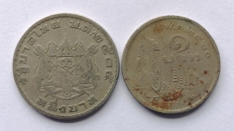 เหรียญหนึ่งบาท มา 2 เหรียญ เคาะเดียว(AK109)