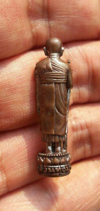 รูปหล่อยืนถือไม้เท้า หลวงปู่หงษ์ พรหมปัญโญ สุสานทุ่งมน จ.สุรินทร์ ปี 2555 เคาะเดียว