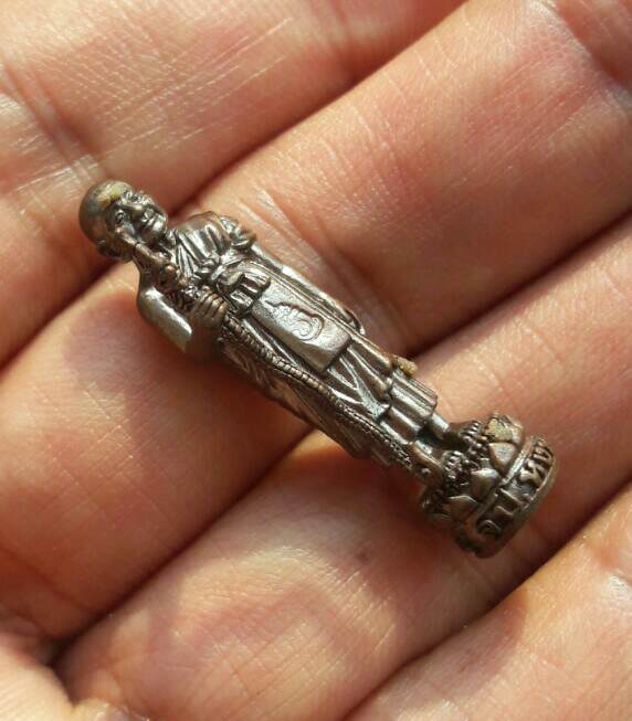 รูปหล่อยืนถือไม้เท้า หลวงปู่หงษ์ พรหมปัญโญ สุสานทุ่งมน จ.สุรินทร์ ปี 2555 เคาะเดียว