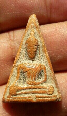 พระนางพญา หลังยันต์อุ หลวงพ่อจง วัดหน้าต่างนอก จ.อยุธยา เนื้อดิน เคาะเดียว