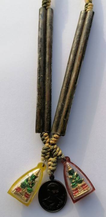 ตะกรุด 4 ดอกพร้อมเหรียญ และพระแก้วมรกต หลวงปู่เจียม อติสโย วัดอินทราฯ จ.สุรินทร์ ปี 2544 เคาะเดียว