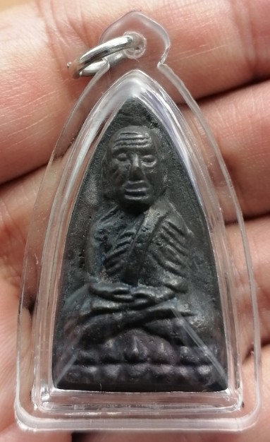 หลวงปู่ทวดพิมพ์หลังเตารีด ปี 05 วัดคอกหมู โค๊ดหมู 1 ตัว เลี่ยมพร้อมใช้ เคาะเดียว