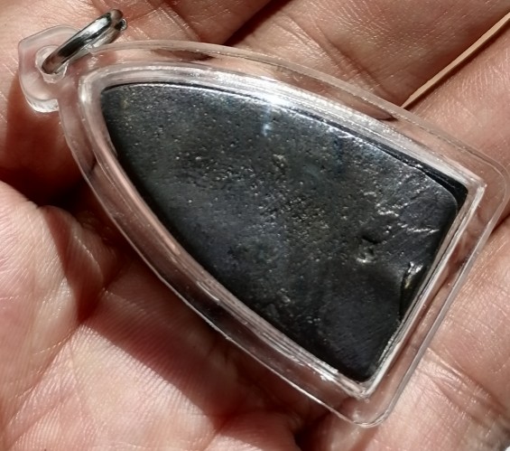 หลวงปู่ทวดพิมพ์หลังเตารีด ปี 05 วัดคอกหมู โค๊ดหมู 1 ตัว เลี่ยมพร้อมใช้ เคาะเดียว