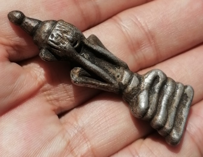 พระปิดตาเนื้อโลหะ แปลกๆ ไม่ทราบที่ เคาะเดียว    