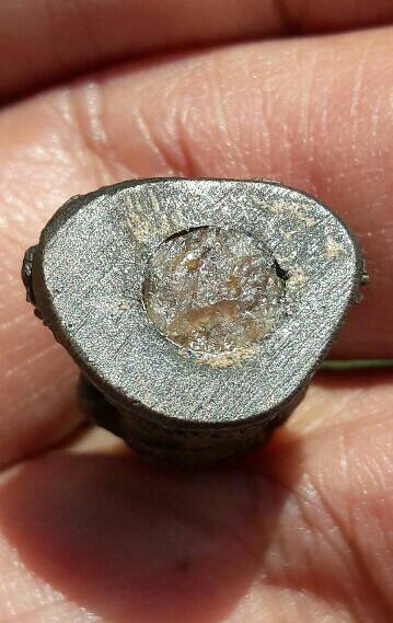 หลวงปู่ทวด  จำที่ไม่ได้​ มีตัวหนังสือแต่อ่านไม่ออกครับ​ เคาะเดียว  