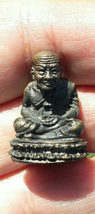 หลวงปู่ทวด  จำที่ไม่ได้​ มีตัวหนังสือแต่อ่านไม่ออกครับ​ เคาะเดียว  