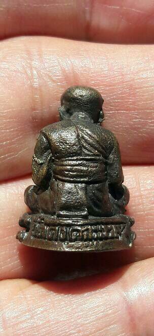 หลวงปู่ทวด  จำที่ไม่ได้​ มีตัวหนังสือแต่อ่านไม่ออกครับ​ เคาะเดียว  