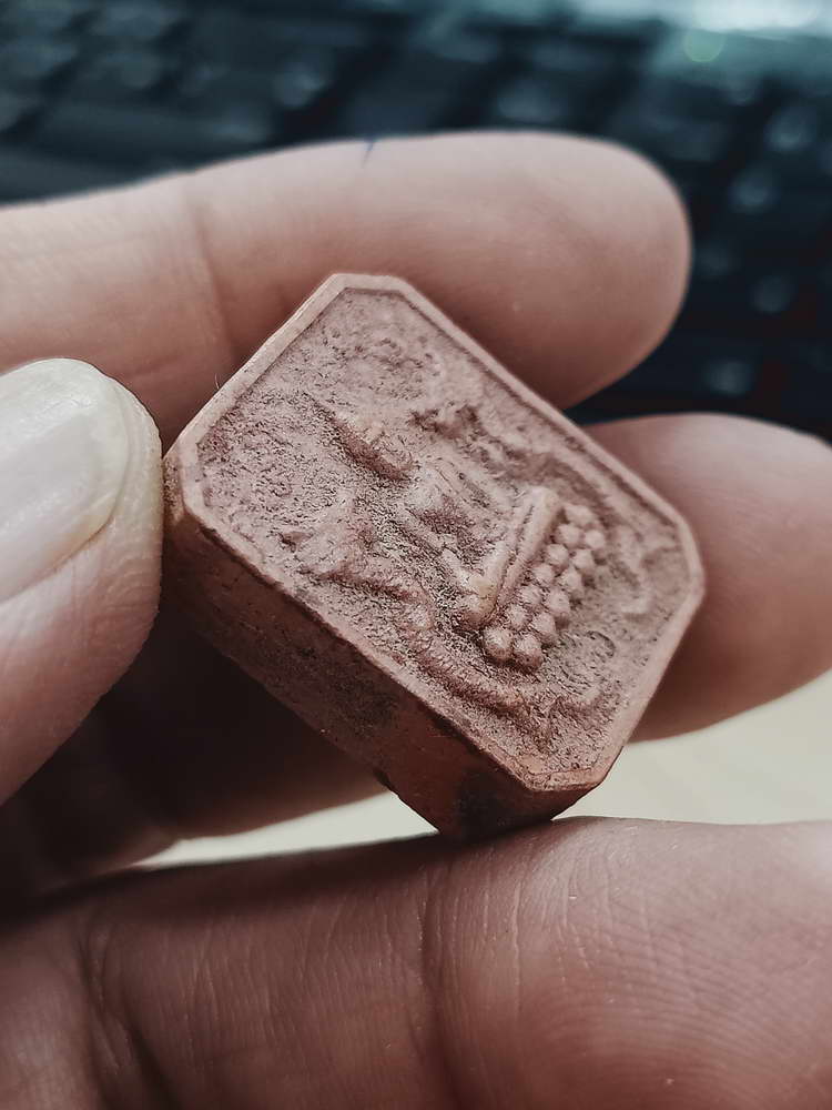 4-490 พระผงดินเผา มังกรเจ้าพระยา หลวงพ่อชอุ้ม วัดตะเคียนเลื่อน นครสวรรค์ 2567 หมายเลข 771 กล่องเดิม