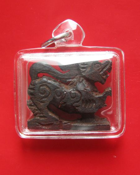 สิงห์แกะจากไม้งิ้วดำ หลวงพ่อแล วัดพระทรง จ.เพชรบุรี สร้างปี 2536